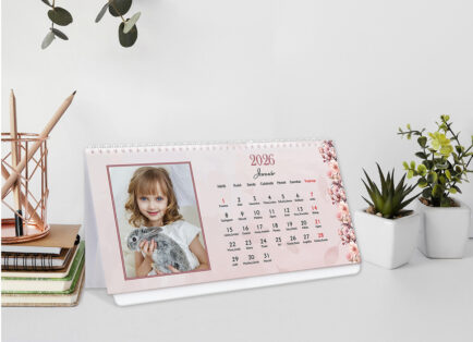 Névnapos 12 lapos asztali naptár (15x30 cm) álló képekhez